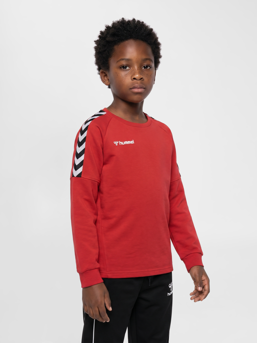 hmlAUTHENTIC KIDS TRAINING SWEAT, TRUE RED, model