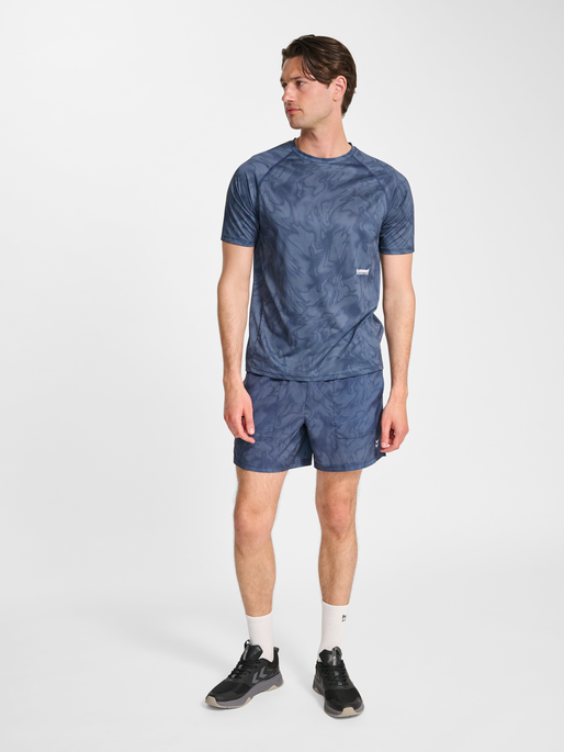 hmlPULSE AOP WORKOUT SHORTS SET, BLUE MIRAGE/DRESS BLUE, model