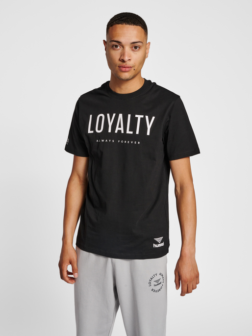 hmlLGC LOYALTY T-SHIRT, 2001, model