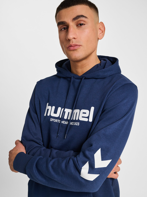 hmlLEGACY 2.0 HOODIE, DRESS BLUES, model