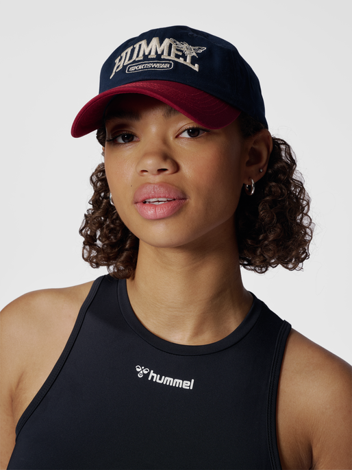 hmlBASEBALL CAP HUMMEL BEE, DRESS BLUES, model