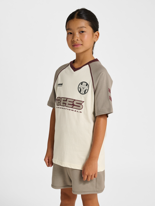 hmlJR REG V-NECK BEES T-SHIRT S/S, TOFU, model