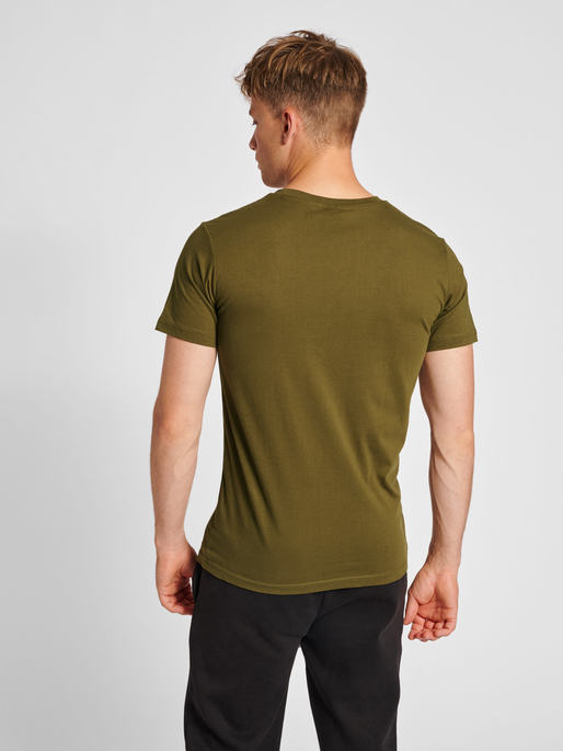 hmlRED BASIC T-SHIRT S/S, DARK OLIVE, model