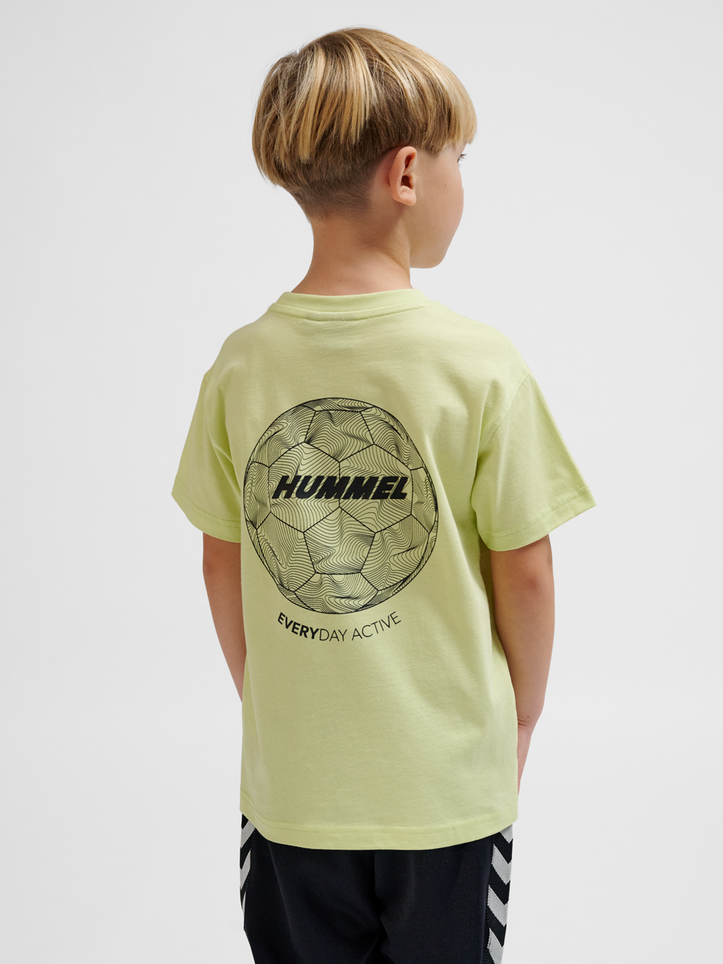 hmlCASPER T-SHIRT S/S, SHADOW LIME, model