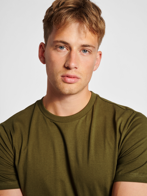 hmlRED HEAVY T-SHIRT S/S, DARK OLIVE, model
