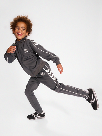 hmlTRACK TRACKSUIT, ASPHALT, model
