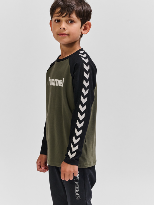 hmlBOYS T-SHIRT L/S, DUSTY OLIVE, model