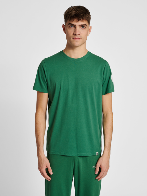 hmlLEGACY CHEVRON T-SHIRT, FOLIAGE GREEN, model