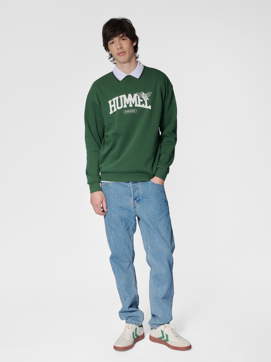 hmlLOOSE CREWNECK UNIVERSITY BEE, DARK GREEN, model