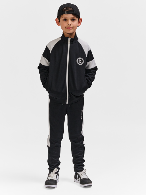 hmlRUNNER ZIP JACKET, BLACK, model