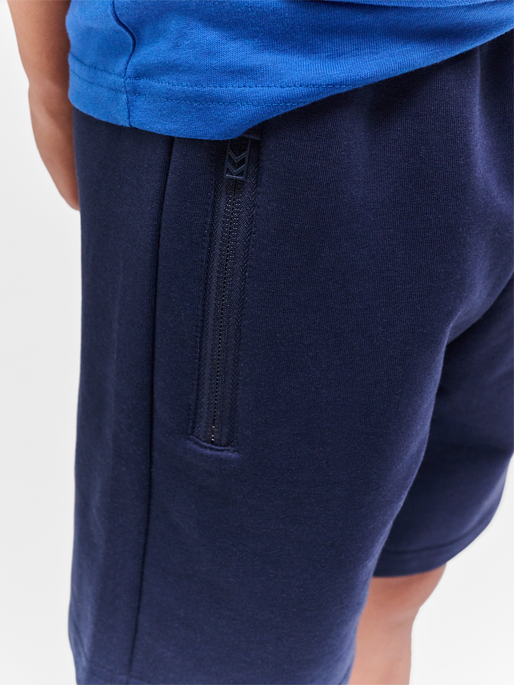 hmlON SHORTS, BLACK IRIS, model