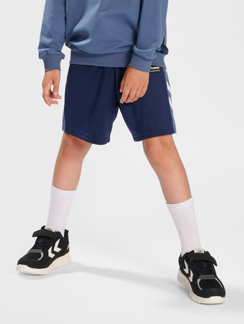 hmlMARTY SHORTS, BLACK IRIS, model