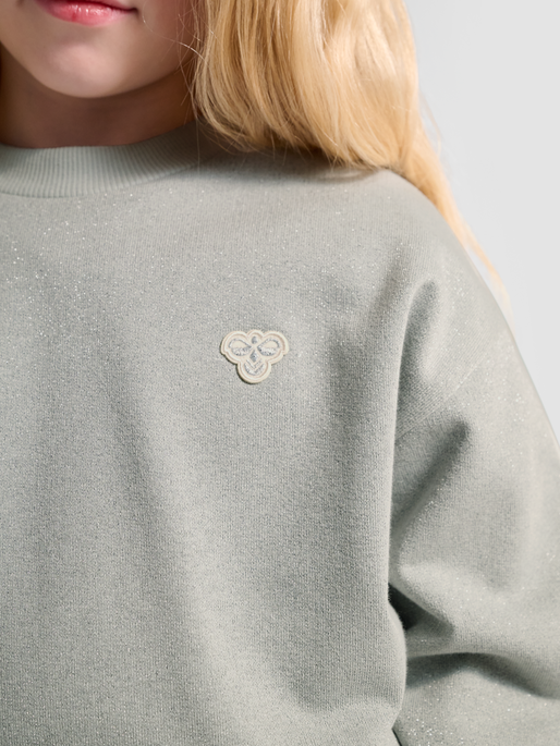 hmlJR LOOSE GLITTER CREWNECK, HIGH RISE, model