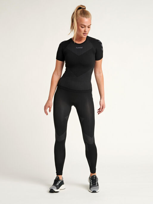 HUMMEL FIRST SEAMLESS JERSEY S/S W, BLACK, model