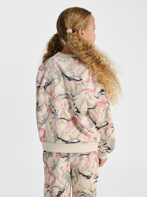 hmlJR LOOSE AOP SWEATSHIRT, SILVER BIRCH, model