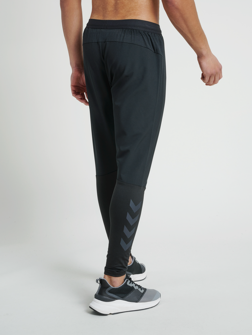 hmlRUFUS TAPERED PANTS, BLACK, model
