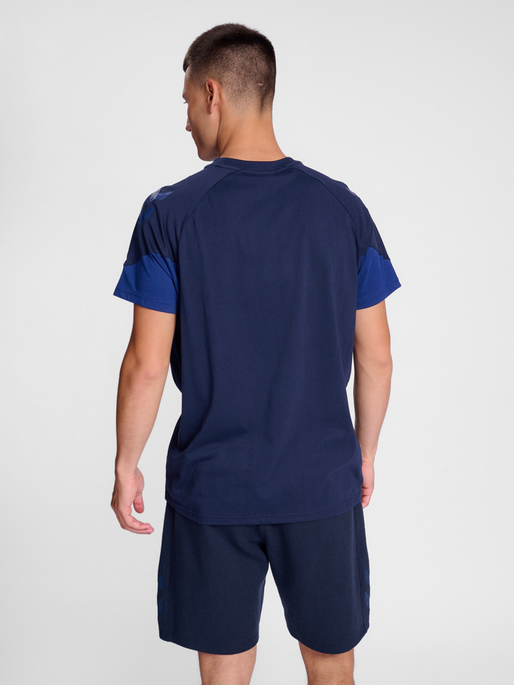 hmlTRAVEL T-SHIRT S/S, MARINE, model