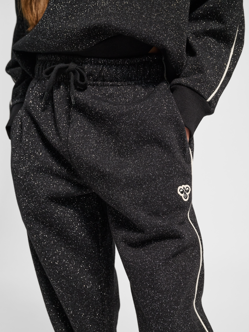 hmlJR LOOSE GLITTER SWEATPANT, BLACK, model