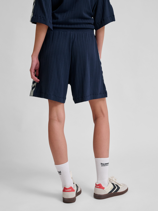 hmlARCHIVE REGULAR SHORTS, BLACK IRIS, model