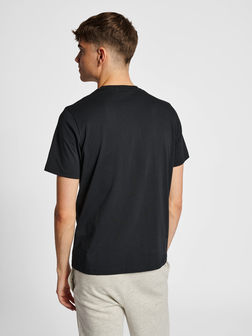 hmlLGC JOSE T-SHIRT, BLACK, model