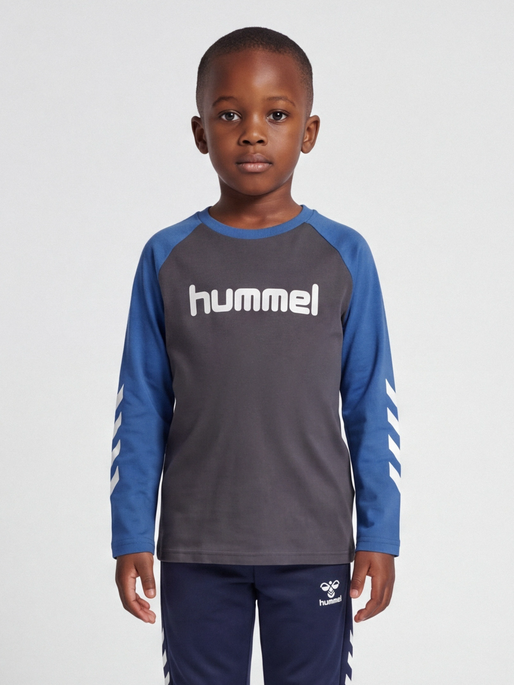 hmlJR LOGO T-SHIRT L/S, EBONY, model