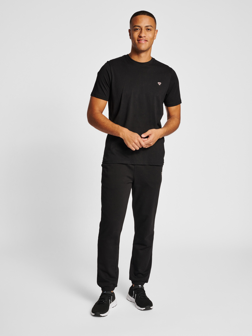 hmlIC FRED SWEATPANTS, BLACK, model