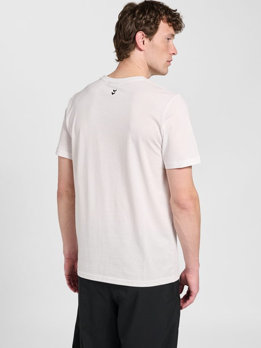 hmlPULSE GRAPHIC T-SHIRT S/S, WHITE/RED, model