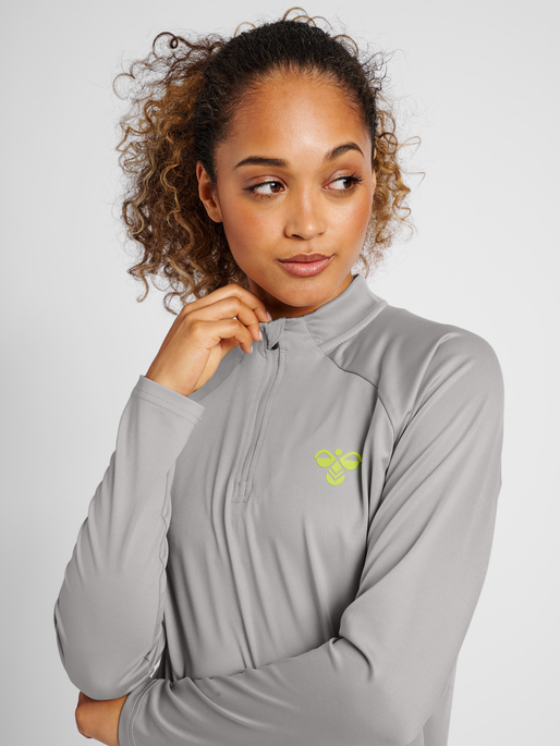 hmlGG12 TRAINING 1/2 ZIP SWEAT WOMAN, ALLOY, model