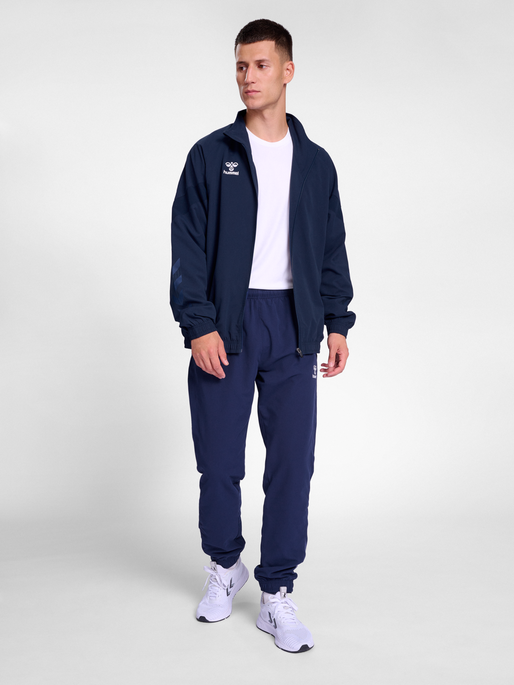 hmlTRAVEL WOVEN JACKET, MARINE, model