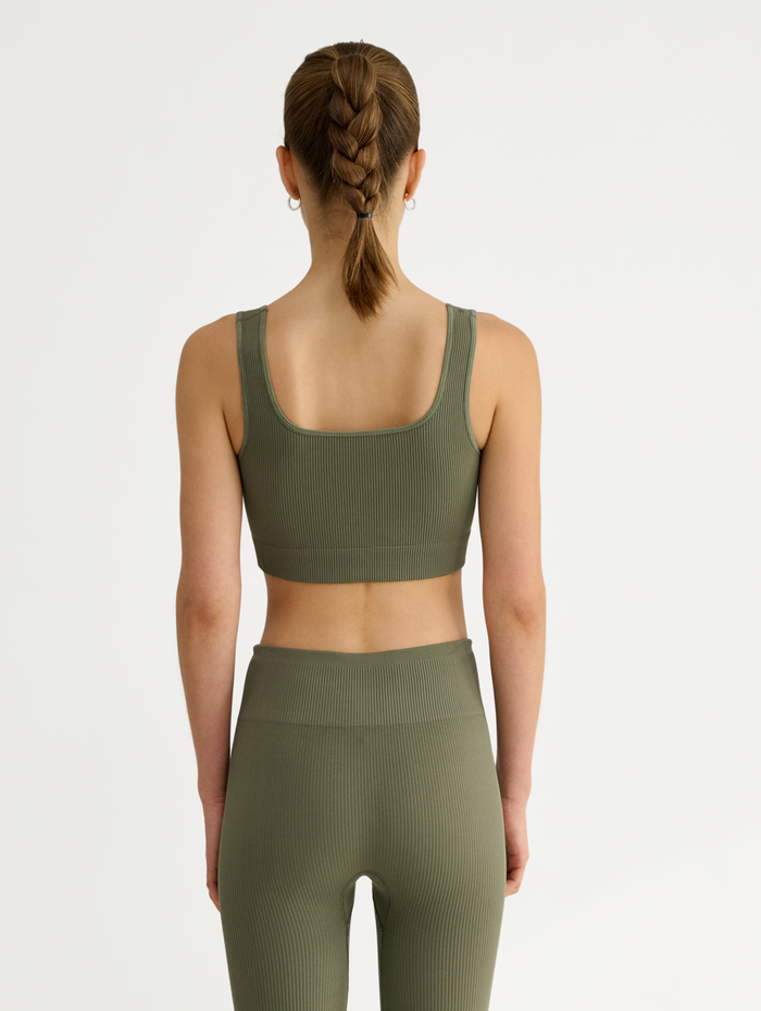 hmlPULSE SEAMLESS RIB BRA, DUSTY OLIVE, model