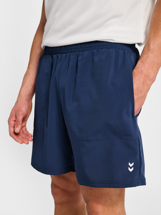 hmlPULSE WORKOUT SHORTS, DRESS BLUES hmlPULSE WORKOUT SHORTS, DRESS BLUES, model