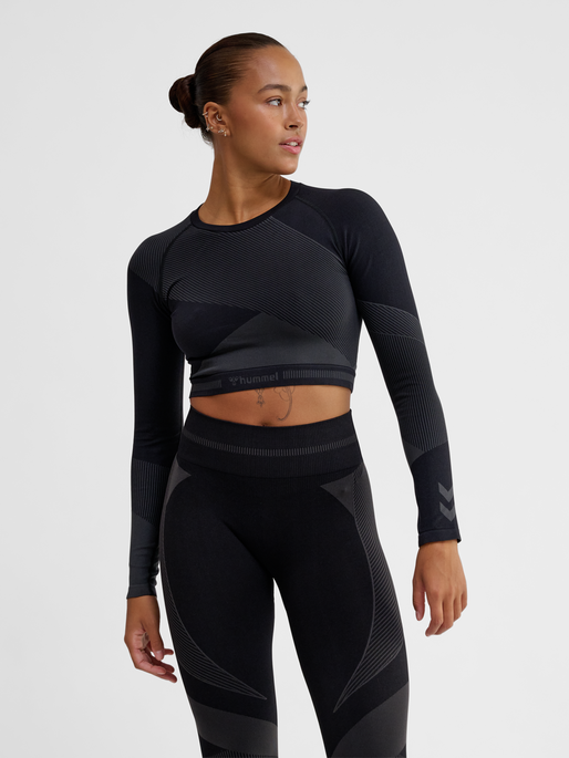 hmlUNITY SEAMLESS CROP T-SHIRT L/S, BLACKENED PEARL, model