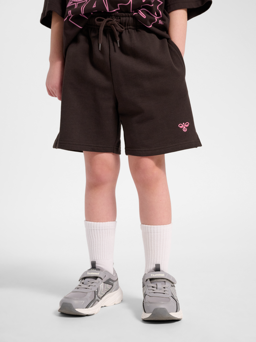 hmlJR JUMP BOXY SWEAT SHORTS, CHOCOLATE TORTE, model