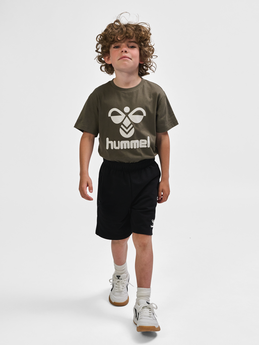 hmlON SHORTS, BLACK, model