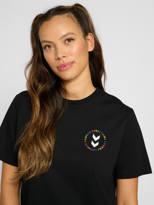 hmlEVERYTHING NOTHING T-SHIRT, 2001, model