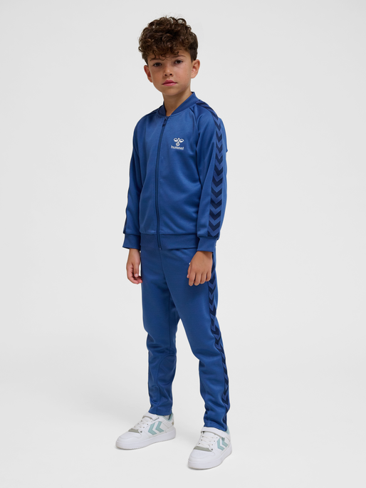 hmlNEWI PANTS, TRUE NAVY, model