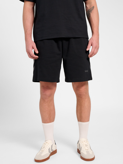 hmlKEEPER CHEVRON SHORTS, BLACK, model