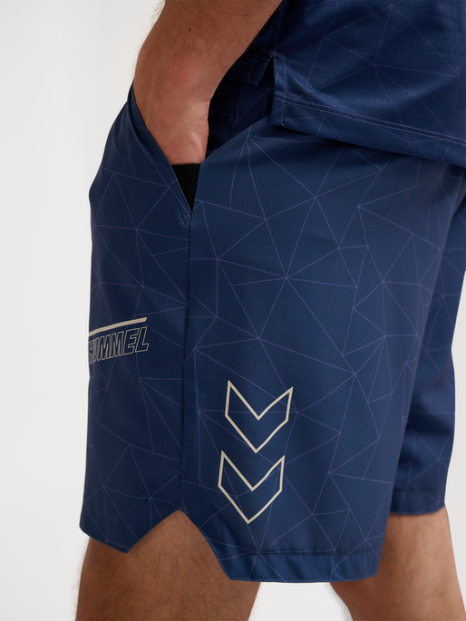 hmlCOURT AOP POCKET SHORTS, INSIGNIA BLUE, model