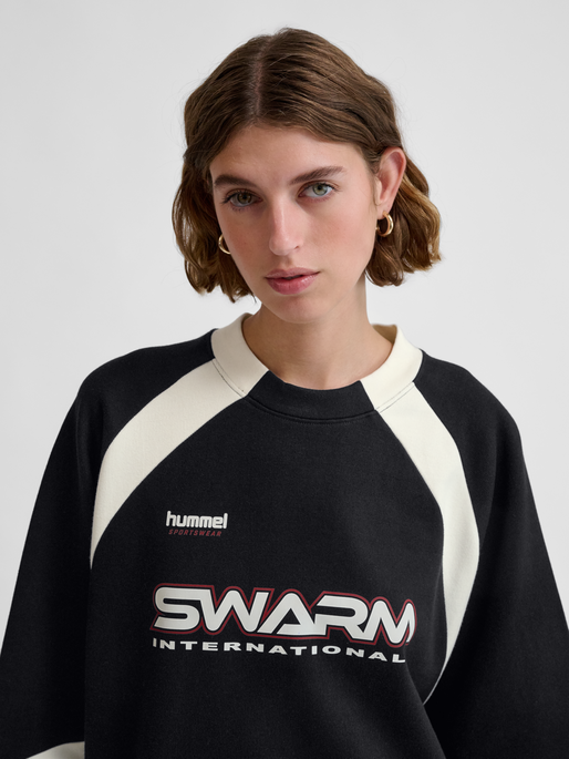 hmlOVERSIZED CREW SPORTSWEAR SWARM, BLACK, model