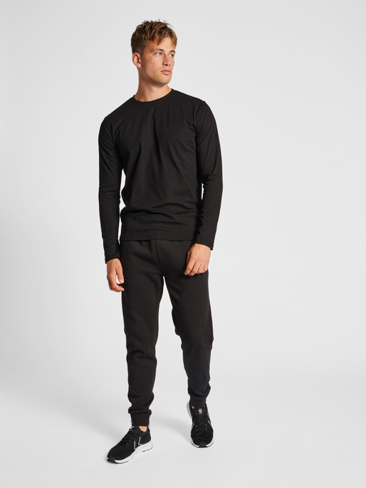 hmlRED BASIC SWEAT PANTS, BLACK, model