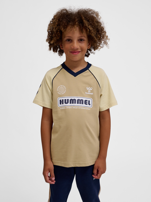 hmlROLF T-SHIRT S/S, CORNSTALK, model