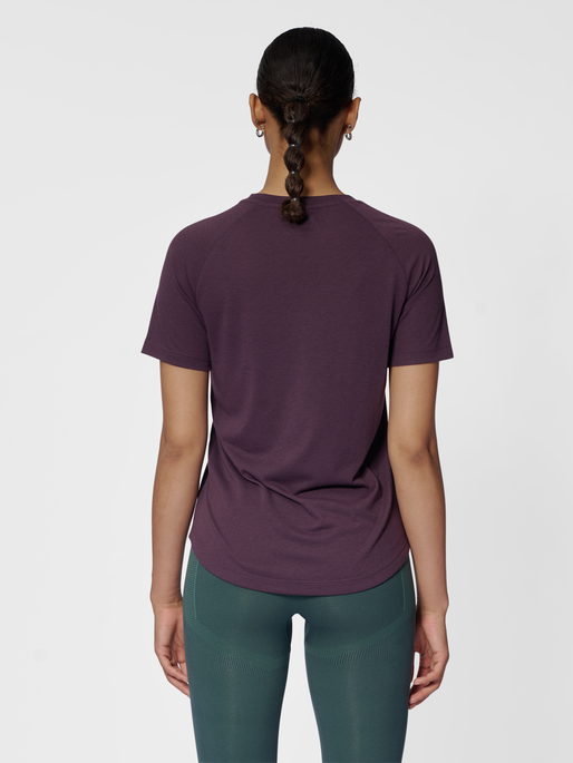 hmlMT VANJA T-SHIRT, PLUM PERFECT, model
