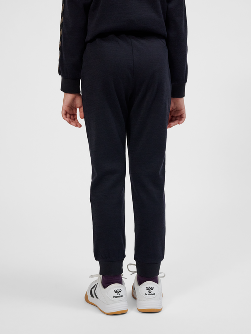 hmlWONG PANTS, BLACK, model