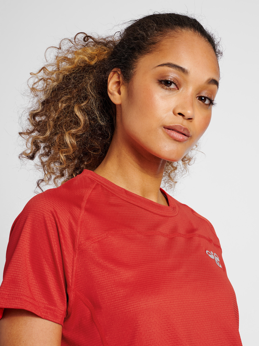 hmlGG12 TRAINING TEE S/S WOMAN, AURA ORANGE, model