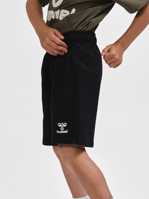 hmlON SHORTS, BLACK, model