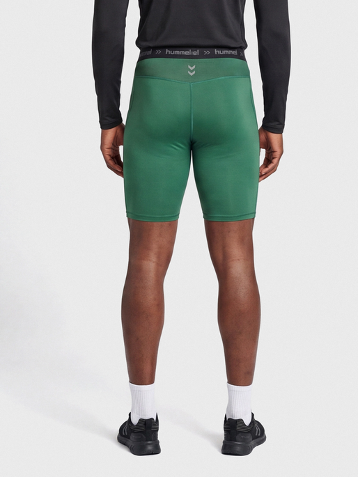 HML FIRST PERFORMANCE TIGHT SHORTS, EVERGREEN, model
