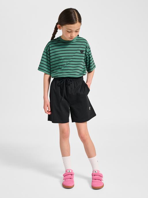 hmlJR LOOSE BASE SHORTS BEE, BLACK, model