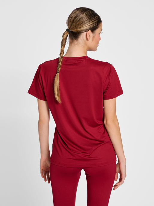 hmlONGRID POLY TEE S/S WO, 3135, model