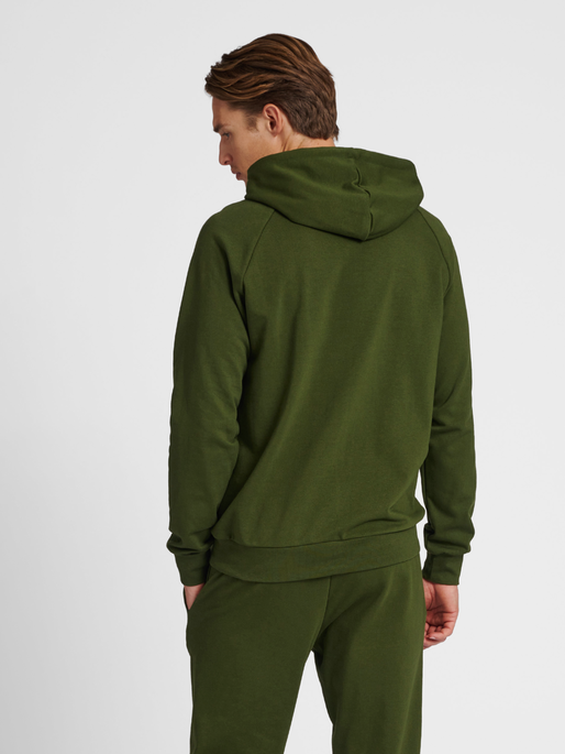 hmlISAM 2.0 HOODIE, RIFLE GREEN, model