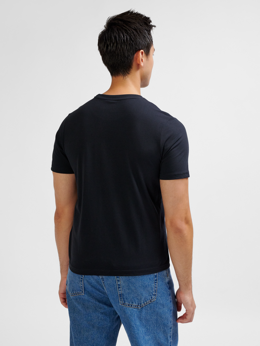 hmlGRAPHIC TRIPLE LOGO COTTON TEE, BLACK, model